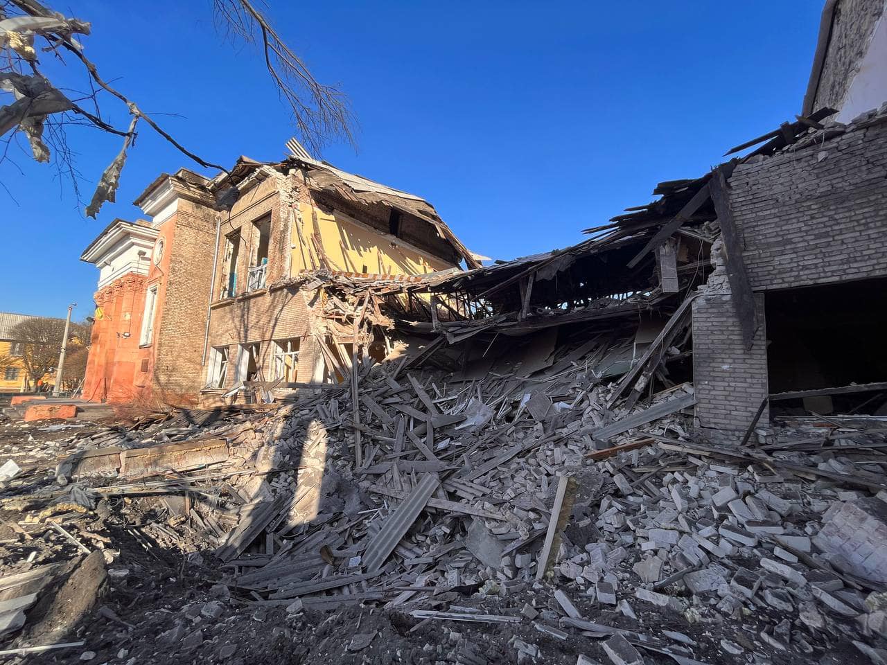 Погиб бахмутчанин, ранены шесть человек, разрушены школа и дома — последствия российских обстрелов на Донетчине (сводка) 13