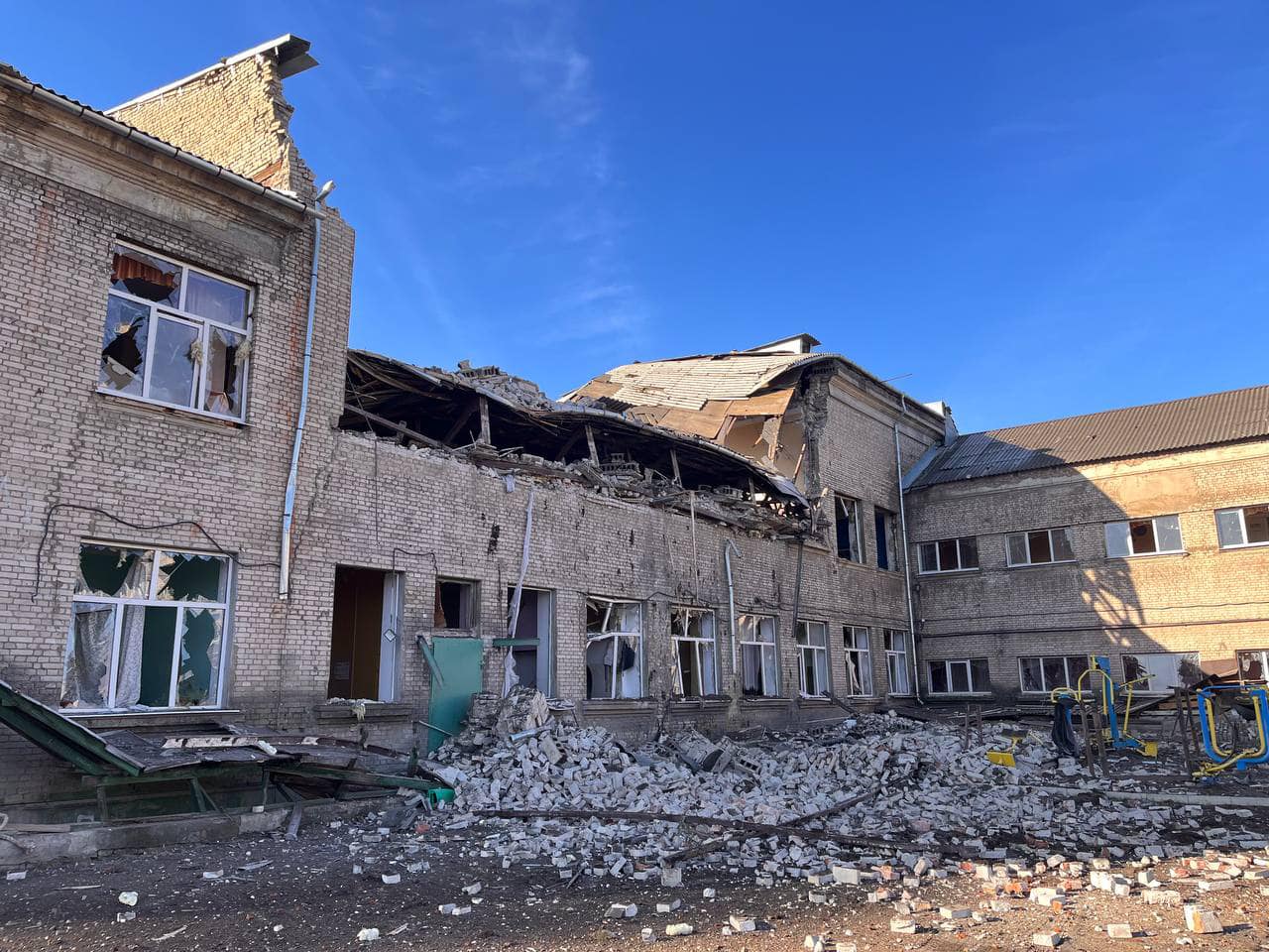 Погиб бахмутчанин, ранены шесть человек, разрушены школа и дома — последствия российских обстрелов на Донетчине (сводка) 14