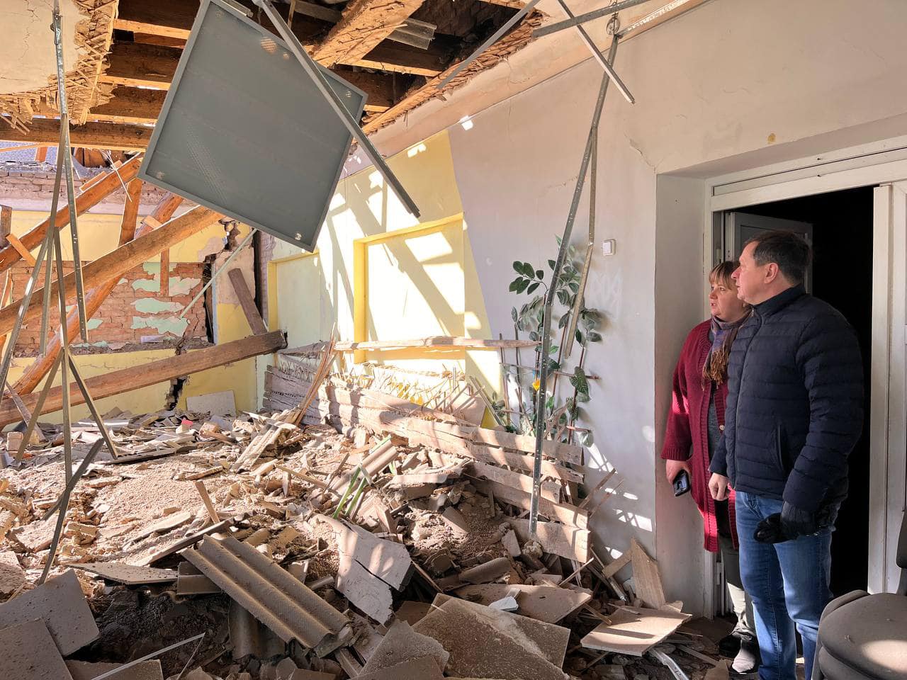 Погиб бахмутчанин, ранены шесть человек, разрушены школа и дома — последствия российских обстрелов на Донетчине (сводка) 15