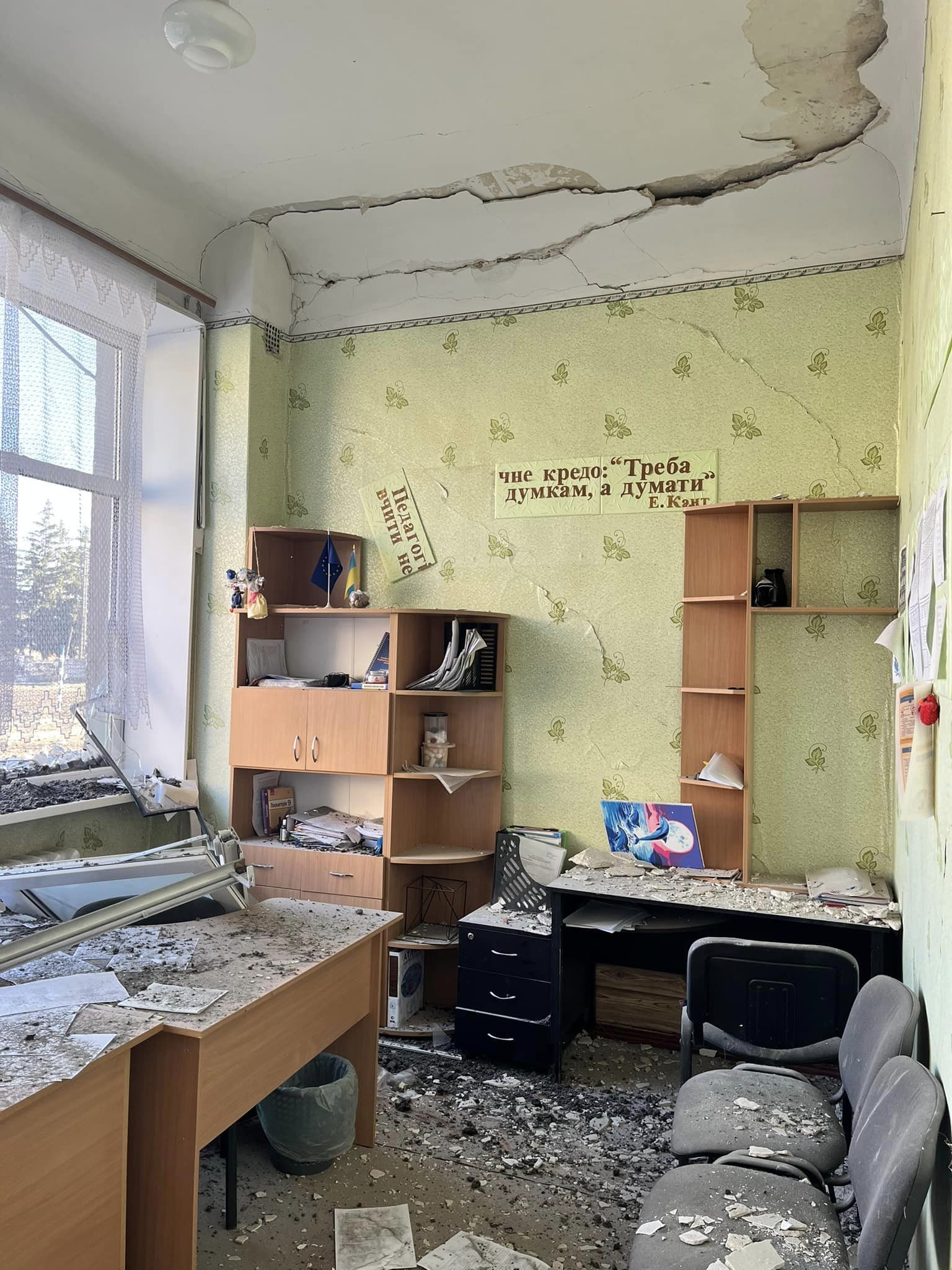 Погиб бахмутчанин, ранены шесть человек, разрушены школа и дома — последствия российских обстрелов на Донетчине (сводка) 16