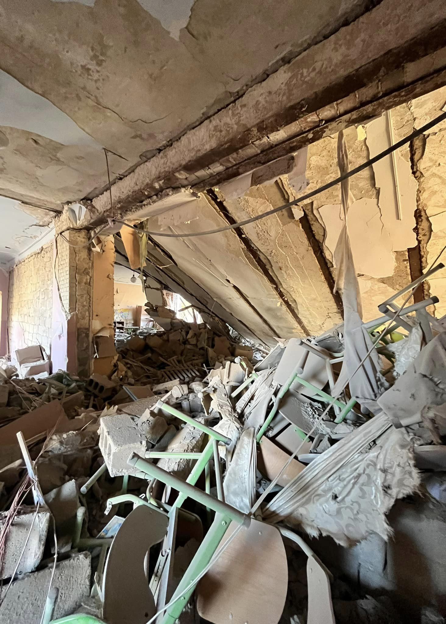 Погиб бахмутчанин, ранены шесть человек, разрушены школа и дома — последствия российских обстрелов на Донетчине (сводка) 17