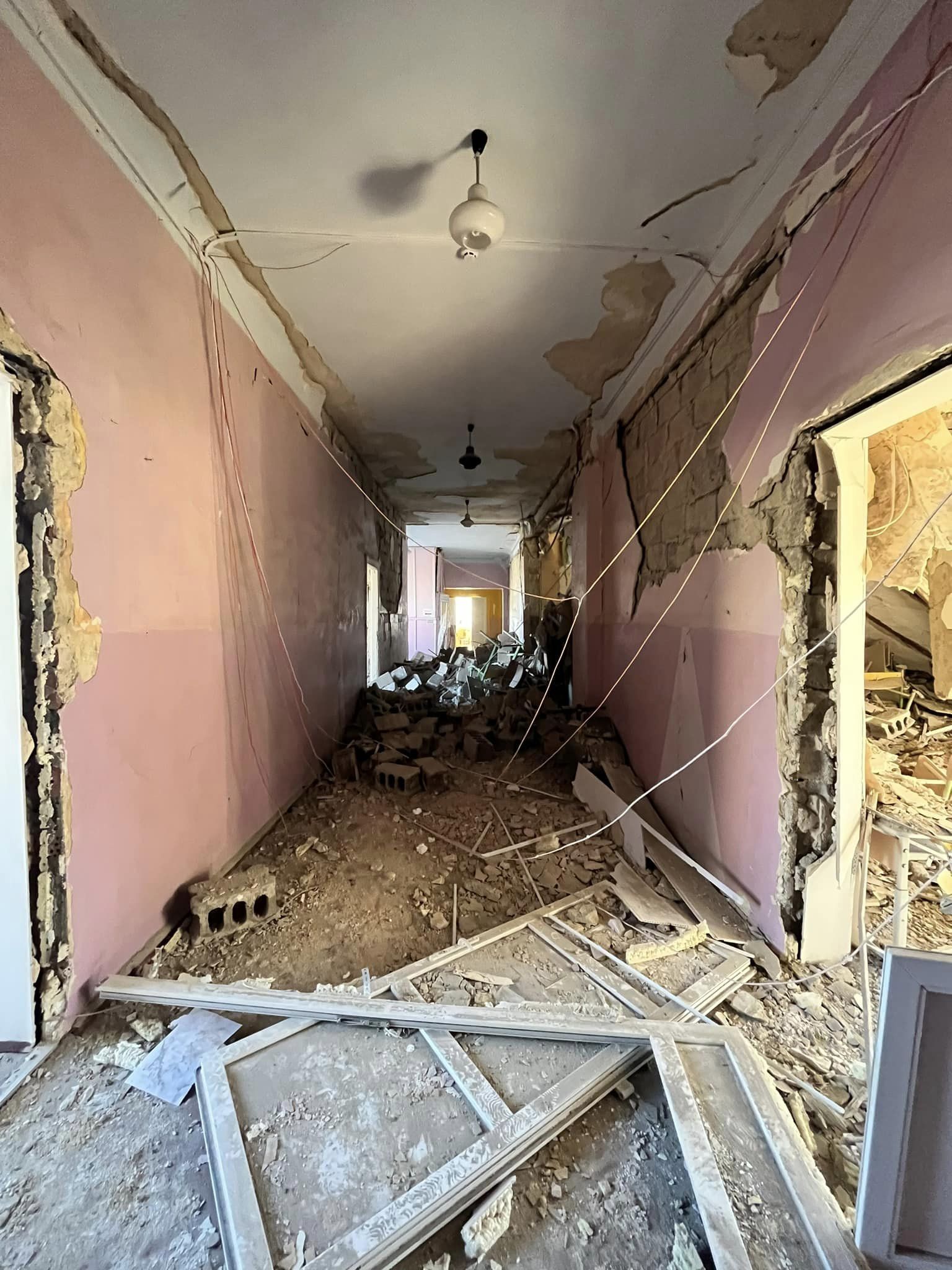 Погиб бахмутчанин, ранены шесть человек, разрушены школа и дома — последствия российских обстрелов на Донетчине (сводка) 18