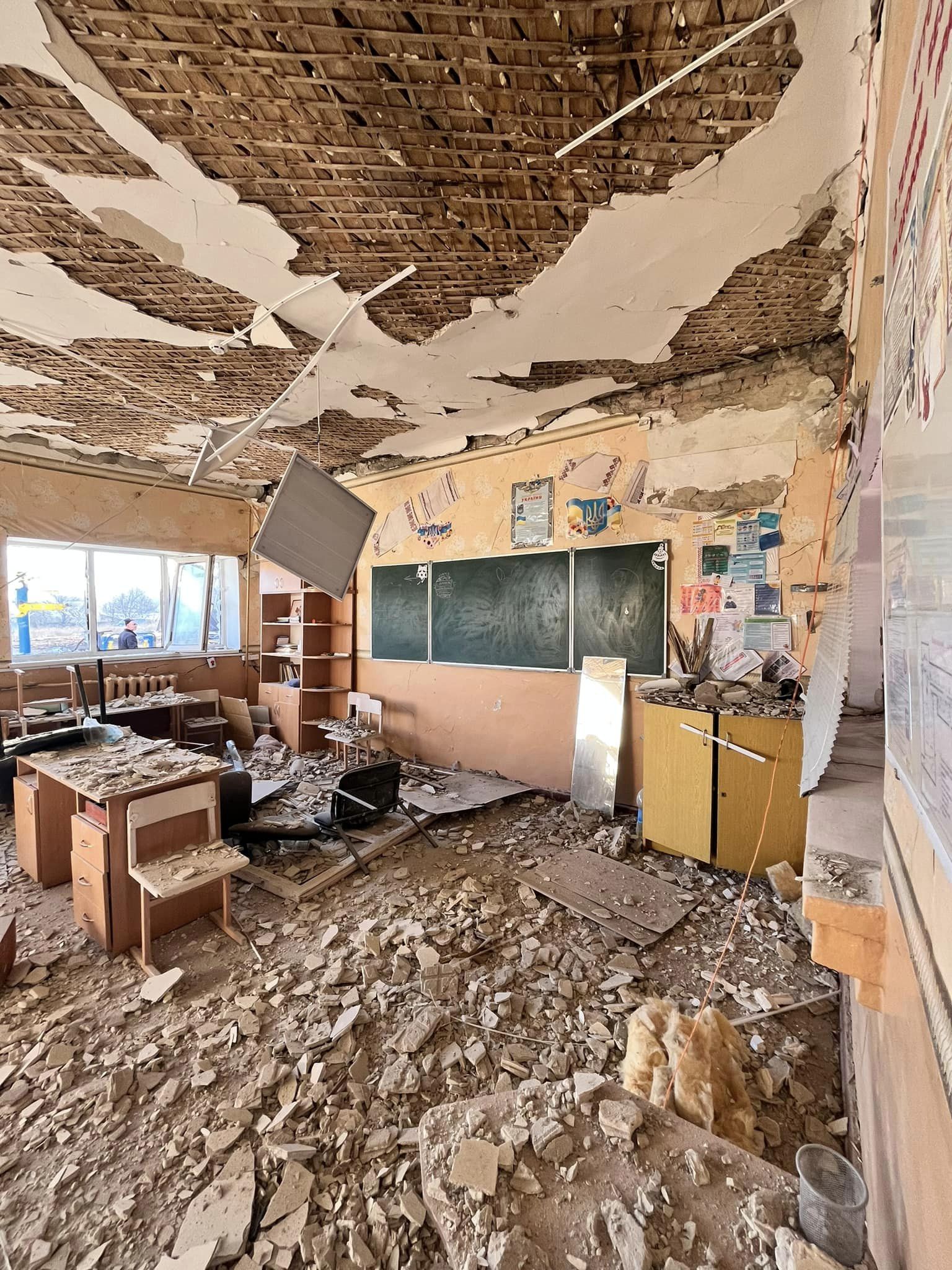Погиб бахмутчанин, ранены шесть человек, разрушены школа и дома — последствия российских обстрелов на Донетчине (сводка) 11