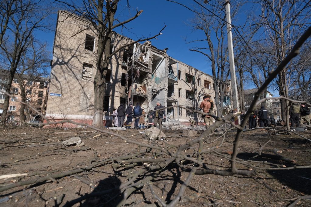 Краматорск под ракетным обстрелом: оккупанты попали в многоэтажку, один местный погиб, четверо ранены (ФОТО, ВИДЕО, ОБНОВЛЕНО)