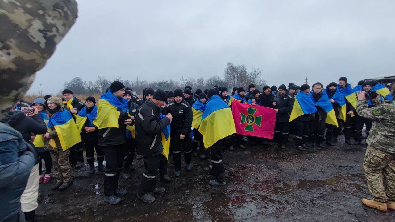 Еще 130 украинских защитников и защитниц вернули из плена, среди них — защитники Мариуполя, Бахмута и Соледара (ФОТО, ВИДЕО) 1