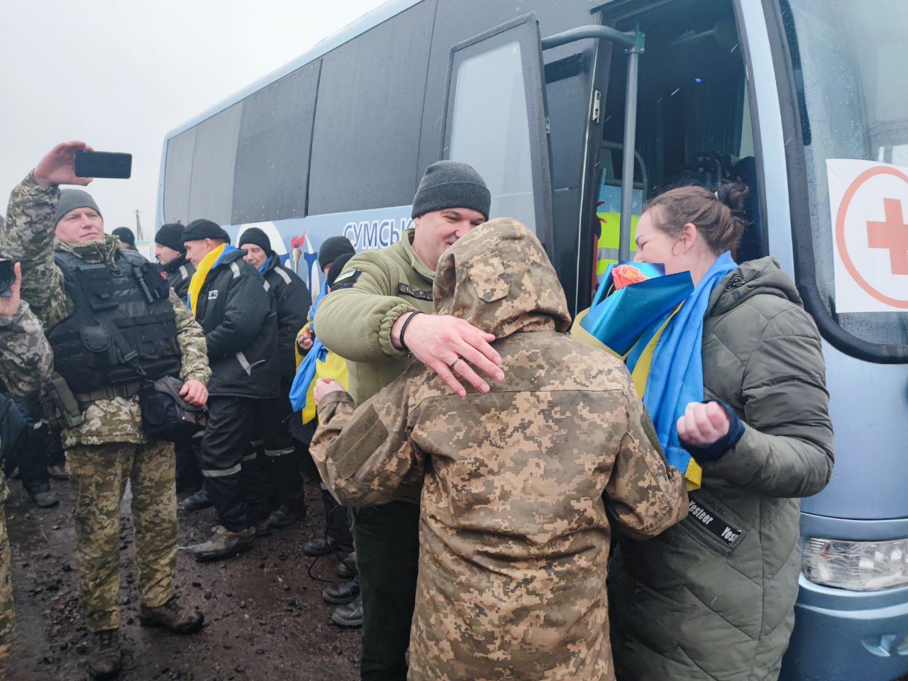 Зображення до посту Ще 130 українських захисників і захисниць повернули з полону, серед них — оборонці Маріуполя, Бахмута й Соледара (ФОТО, ВІДЕО)