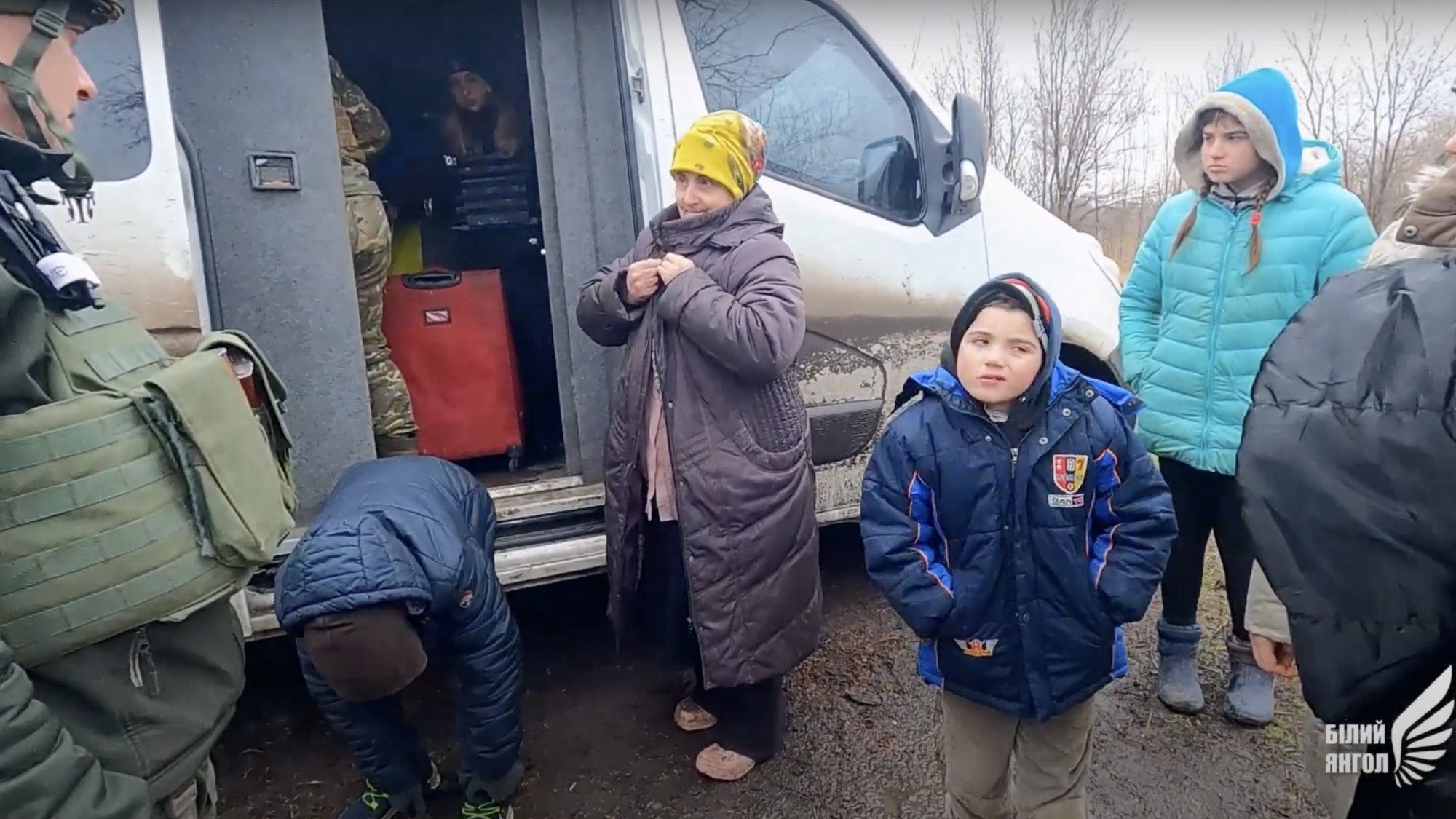 З Красногорівки вивезли родину з чотирма дітьми — для них уже знайшли житло в Черкасах (ВІДЕО) 1
