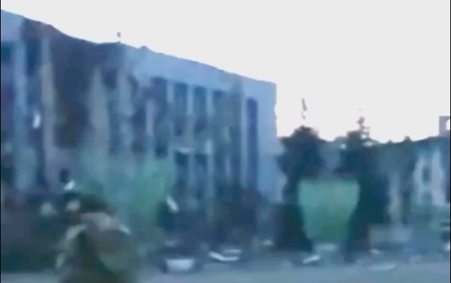 В Бахмуте после очередного обстрела выгорело здание горсовета (ВИДЕО)