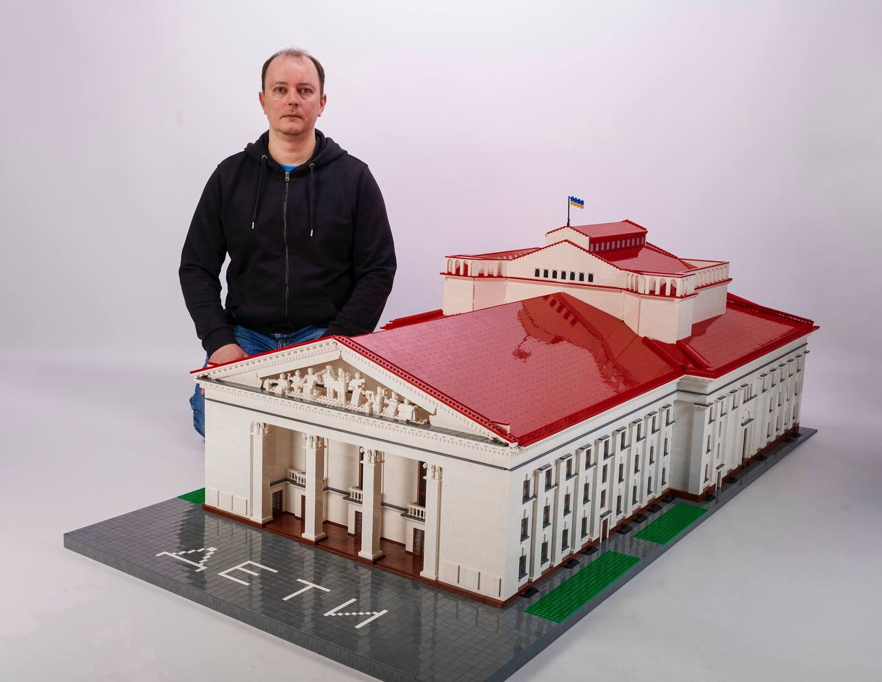 лего-макет драмтеатру в Маріуполі та автор Максим Мітякін