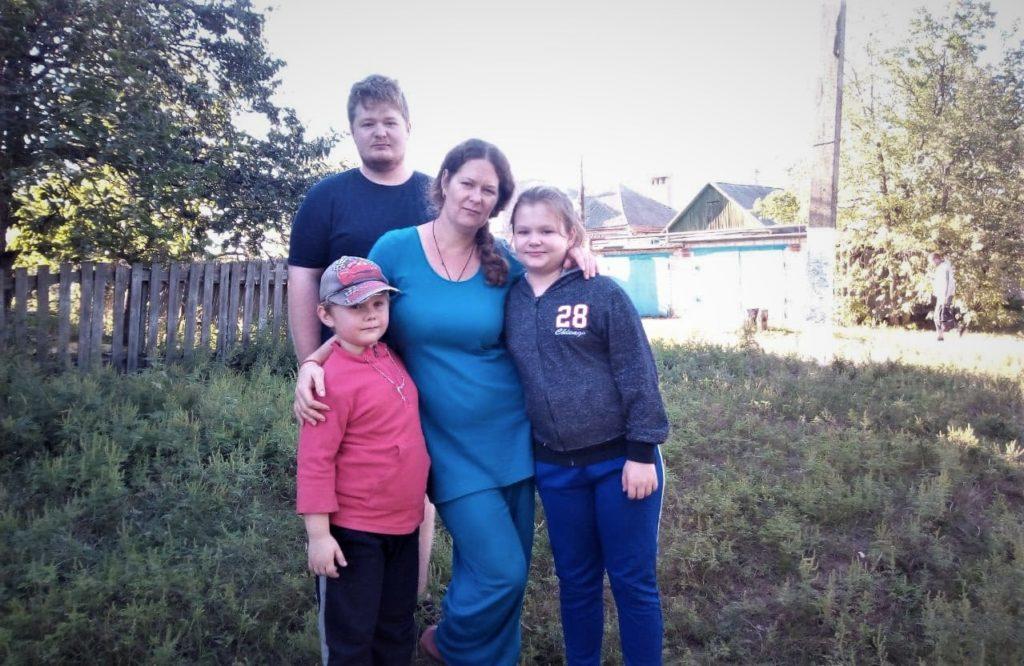 Из прифронтового Северска вывезли онкобольную женщину с четырьмя детьми. Для них собирают деньги на новое жилье (ВИДЕО)