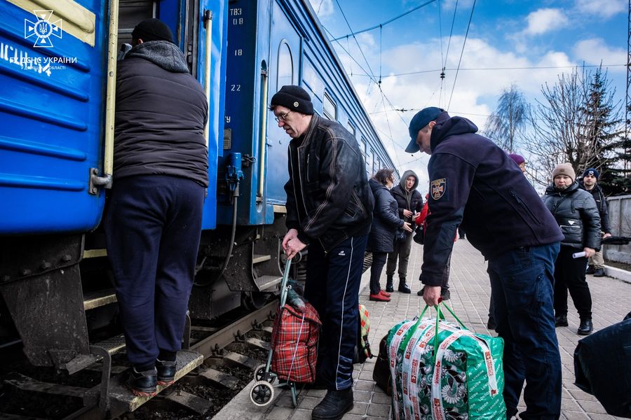 Вместо Житомирщины эвакуированных теперь будут отвозить в Ровенскую область (ГРАФИК)