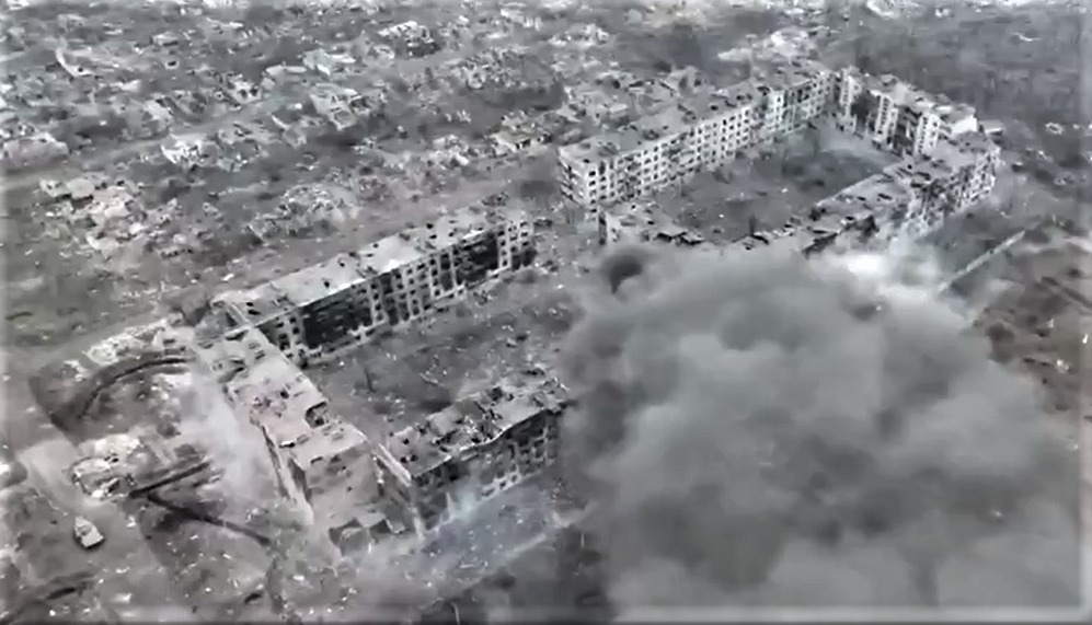 Бахмут, знищений війною: як виглядає мікрорайон “Квадрати” на південно-західній околиці міста (ВІДЕО)