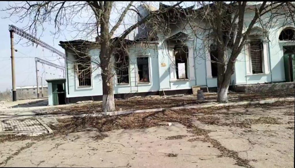Сожгли здание с 112-летней историей: в центре Северска российский обстрел уничтожил железнодорожный вокзал