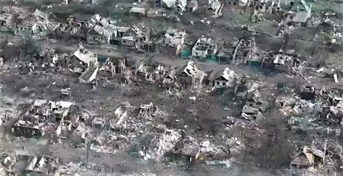 зруйнований приватний сектор біля квадратів у Бахмуті