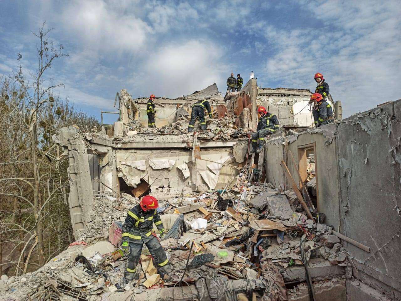 В Славянске из-под завалов разрушенного дома достали тело мужчины, количество погибших возросло до двенадцати 2