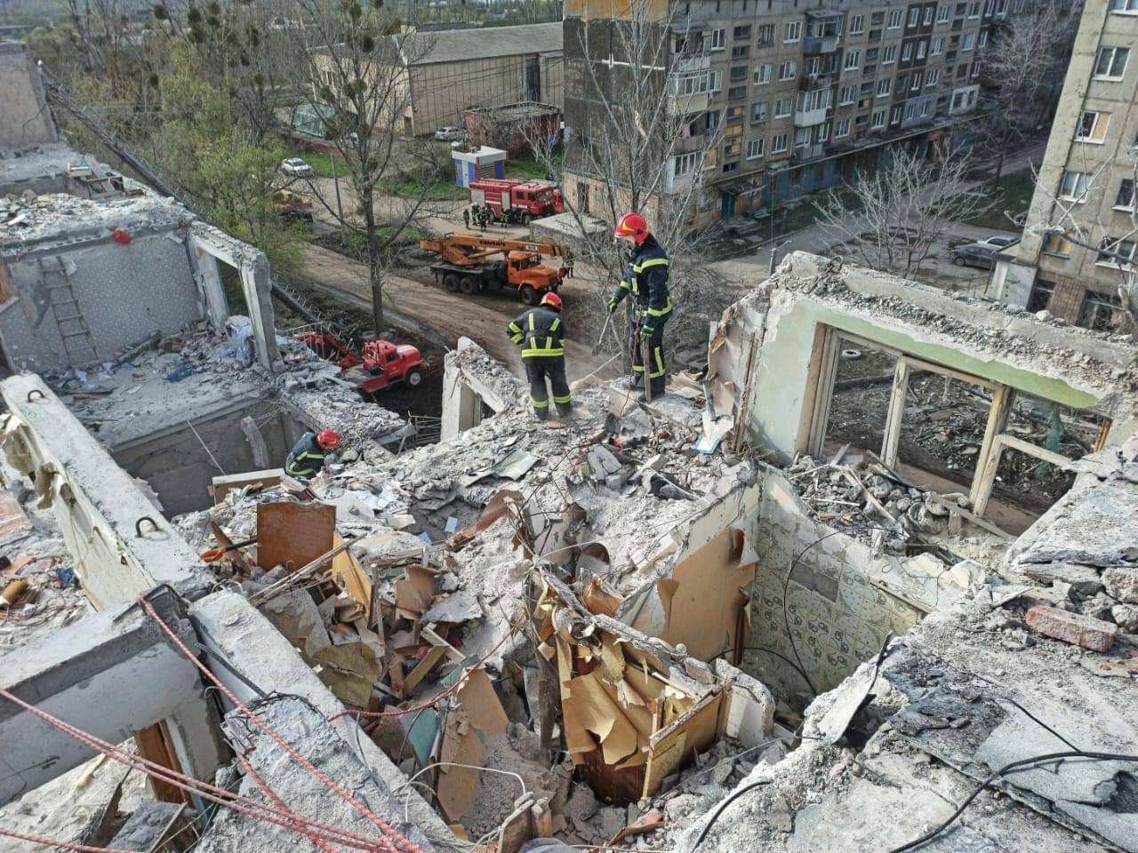 В Славянске из-под завалов разрушенного дома достали тело мужчины, количество погибших возросло до двенадцати 1