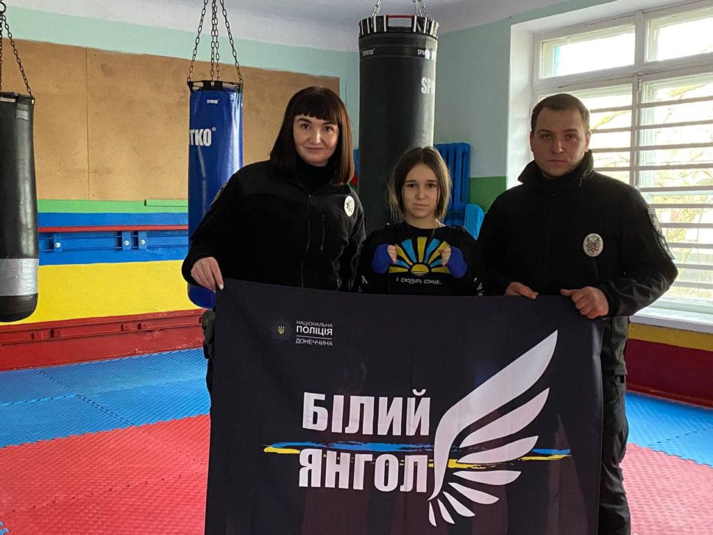 Юная кикбоксерша с Донетчины выиграла “золото” на чемпионате Украины и посвятила победу полицейским “Белого ангела”