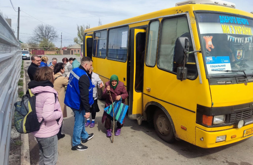 В Покровской громаде курсирует бесплатный автобус, на нем можно доехать в больницу, банк и админучреждения (ФОТО)