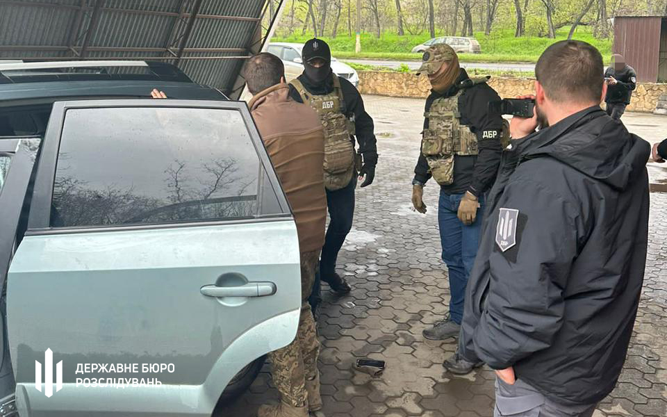 На Донеччині військового підозрюють у продажі машини від волонтерів, чоловіка затримали