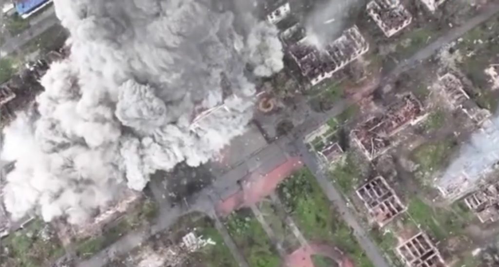 В Бахмуте раздался взрыв, который видели в соседних городах: уничтожили Народный дом на “Аллее роз”