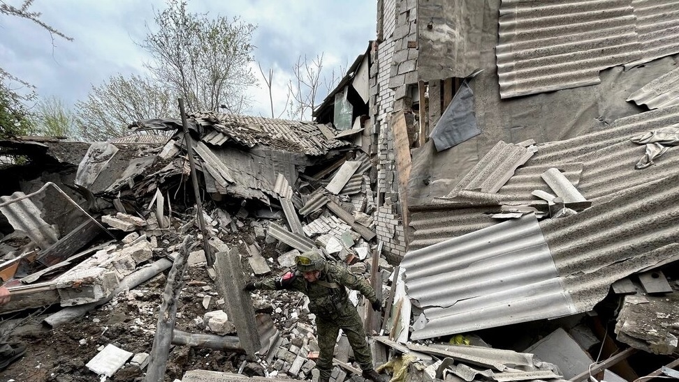 Також постраждали два будинки та автівка у приватному секторі Ворошиловського району Донецька