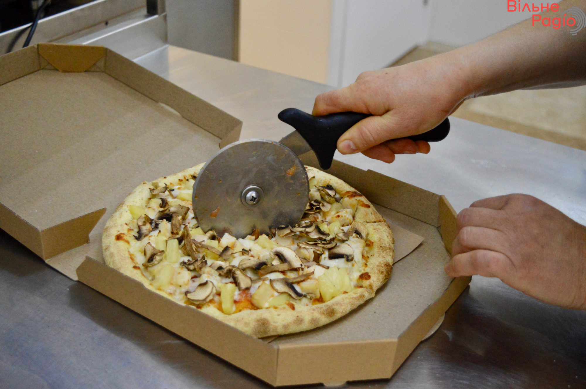Східна піца у Києві: як працює мережа, яка пекла по 1500 благодійних піц на Донеччині, і витримує тісто по 3 дні (репортаж) 7