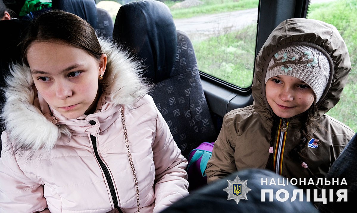 Из Красногоровки спасли пятерых детей вместе с родителями: самой маленькой девочке нет и двух лет 2