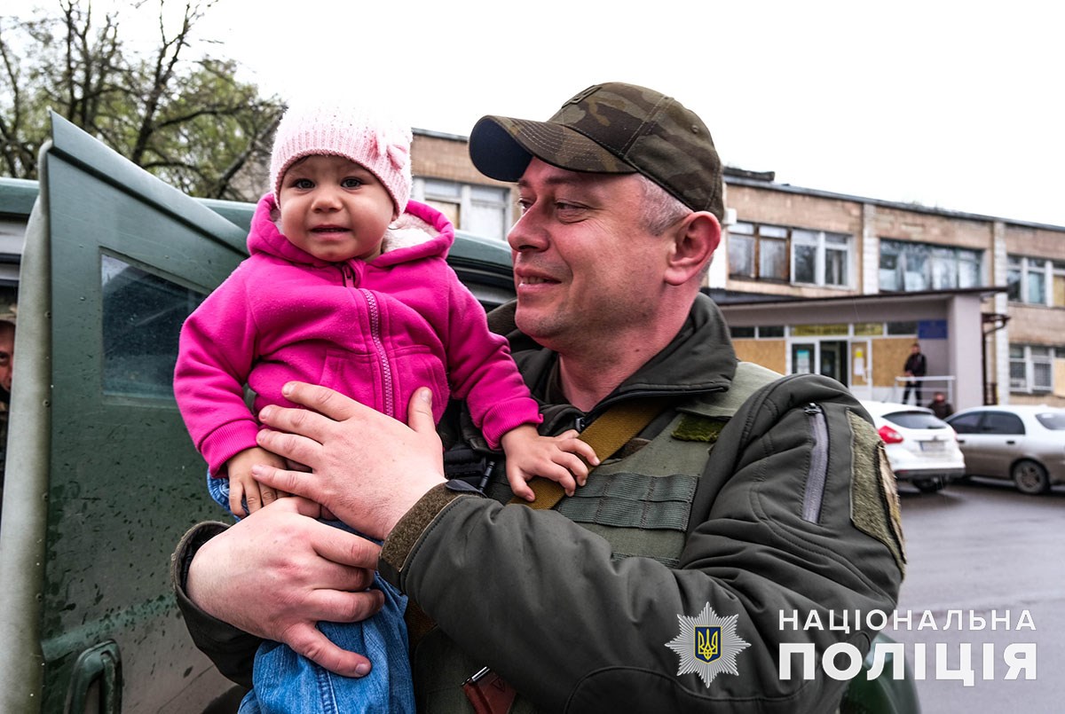Из Красногоровки спасли пятерых детей вместе с родителями: самой маленькой девочке нет и двух лет 3