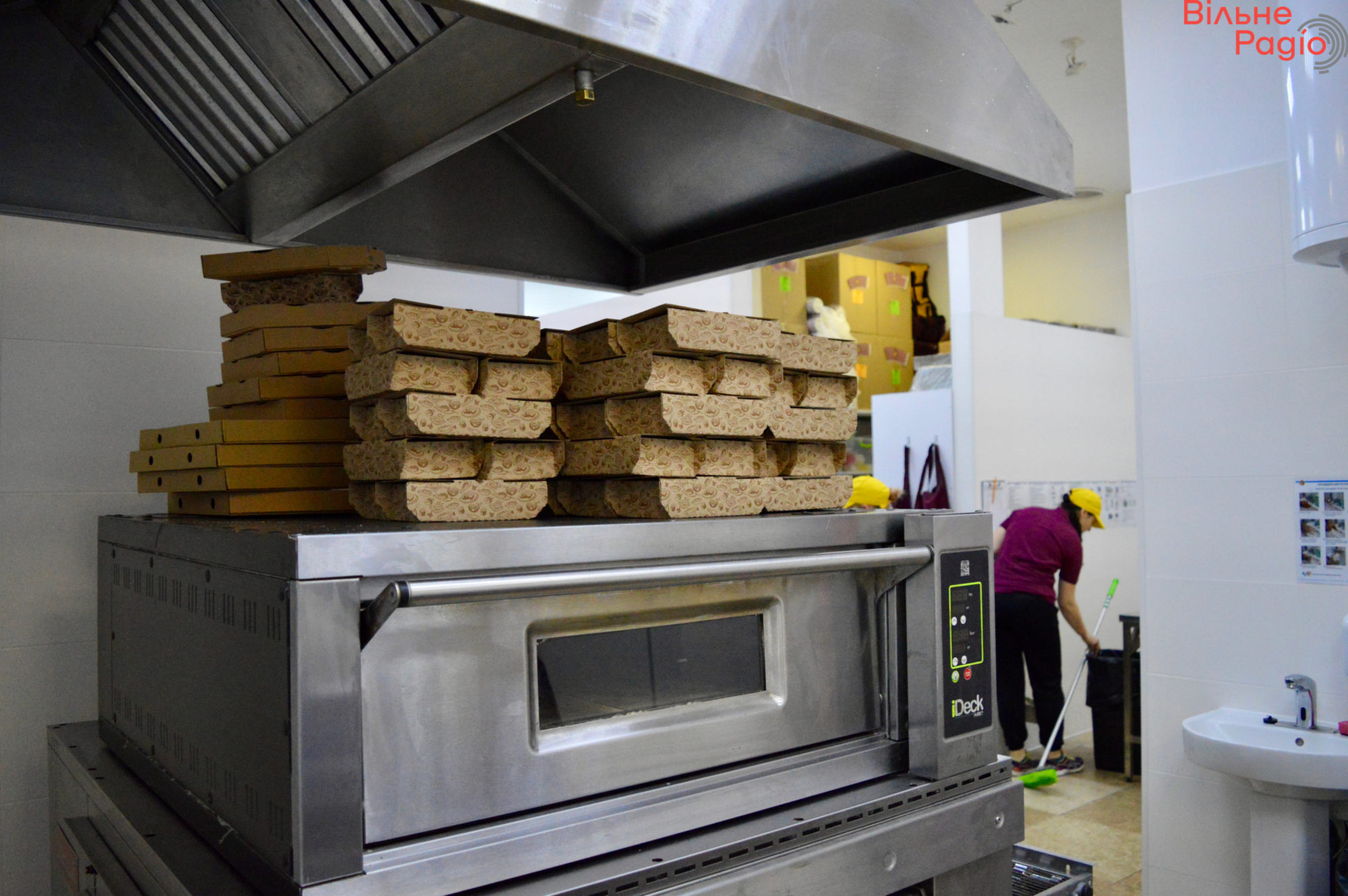 Східна піца у Києві: як працює мережа, яка пекла по 1500 благодійних піц на Донеччині, і витримує тісто по 3 дні (репортаж) 10