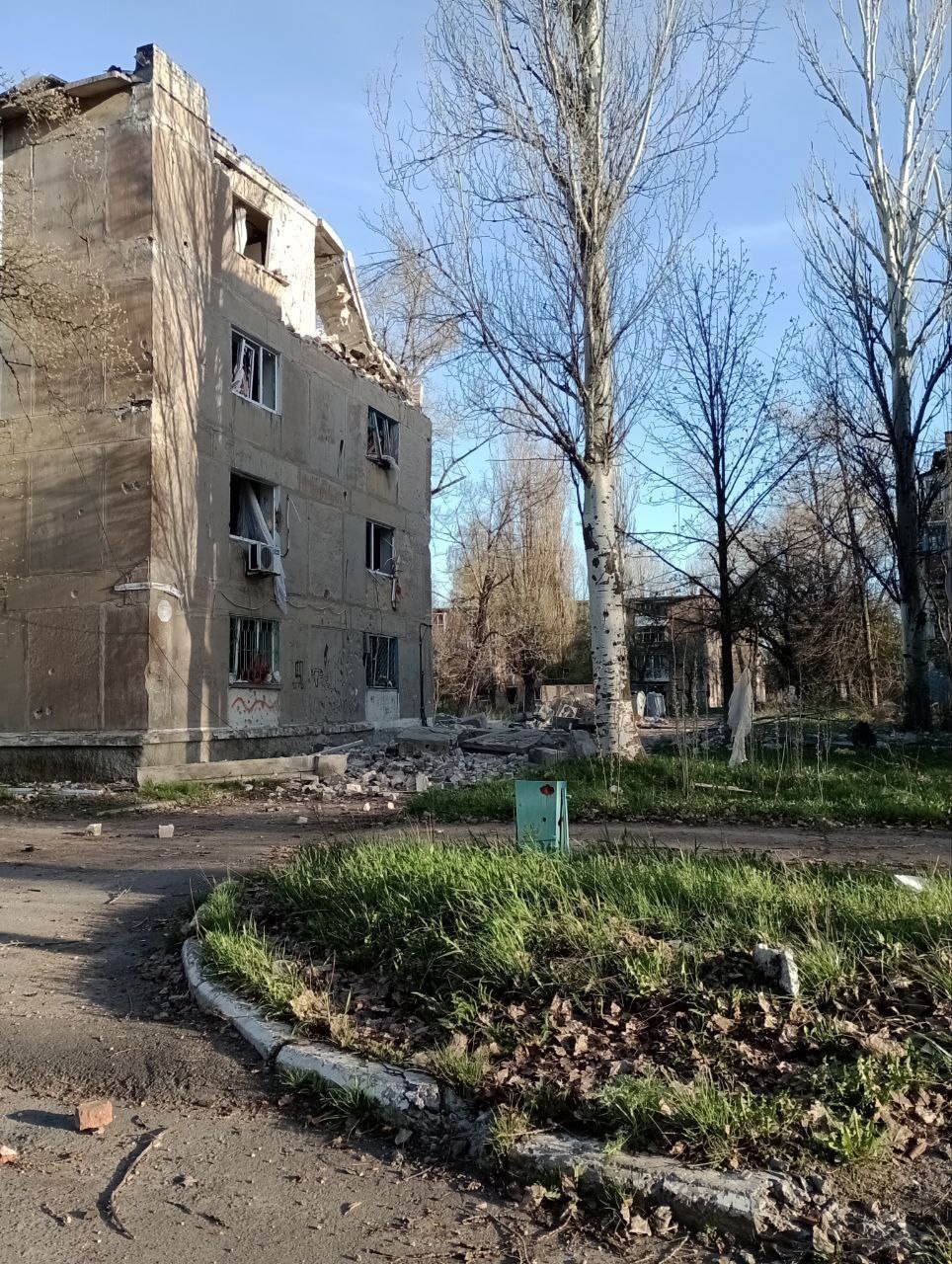 Загарбники обстріляли Авдіївку, зруйнували школу (ФОТО) 1