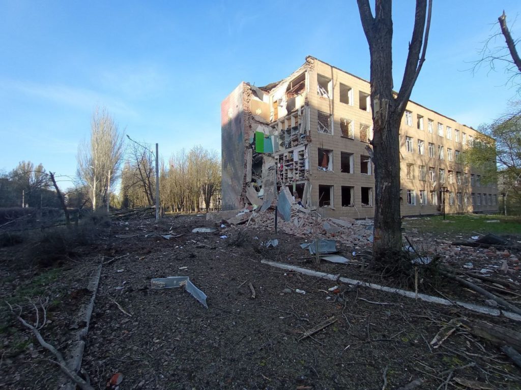 Загарбники обстріляли Авдіївку, зруйнували школу (ФОТО)