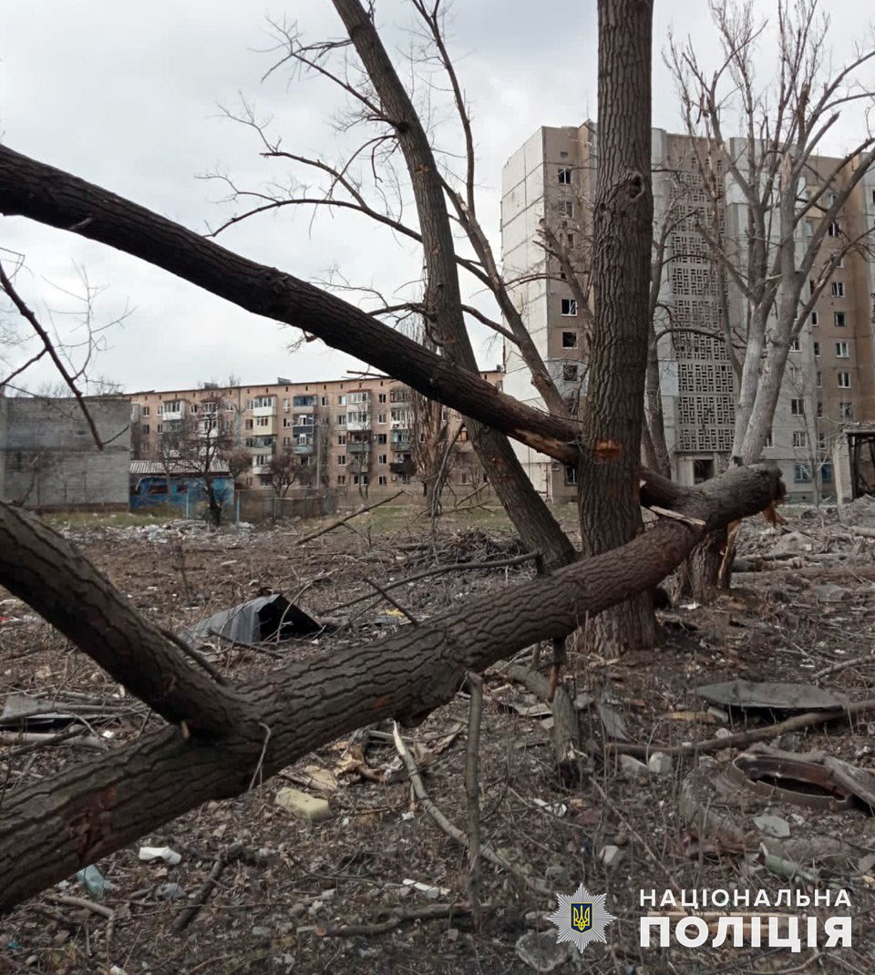 Доба на Донеччині: окупанти вбили п’ятьох цивільних, зруйнували ще одну школу, кінотеатр та кілька будинків 3
