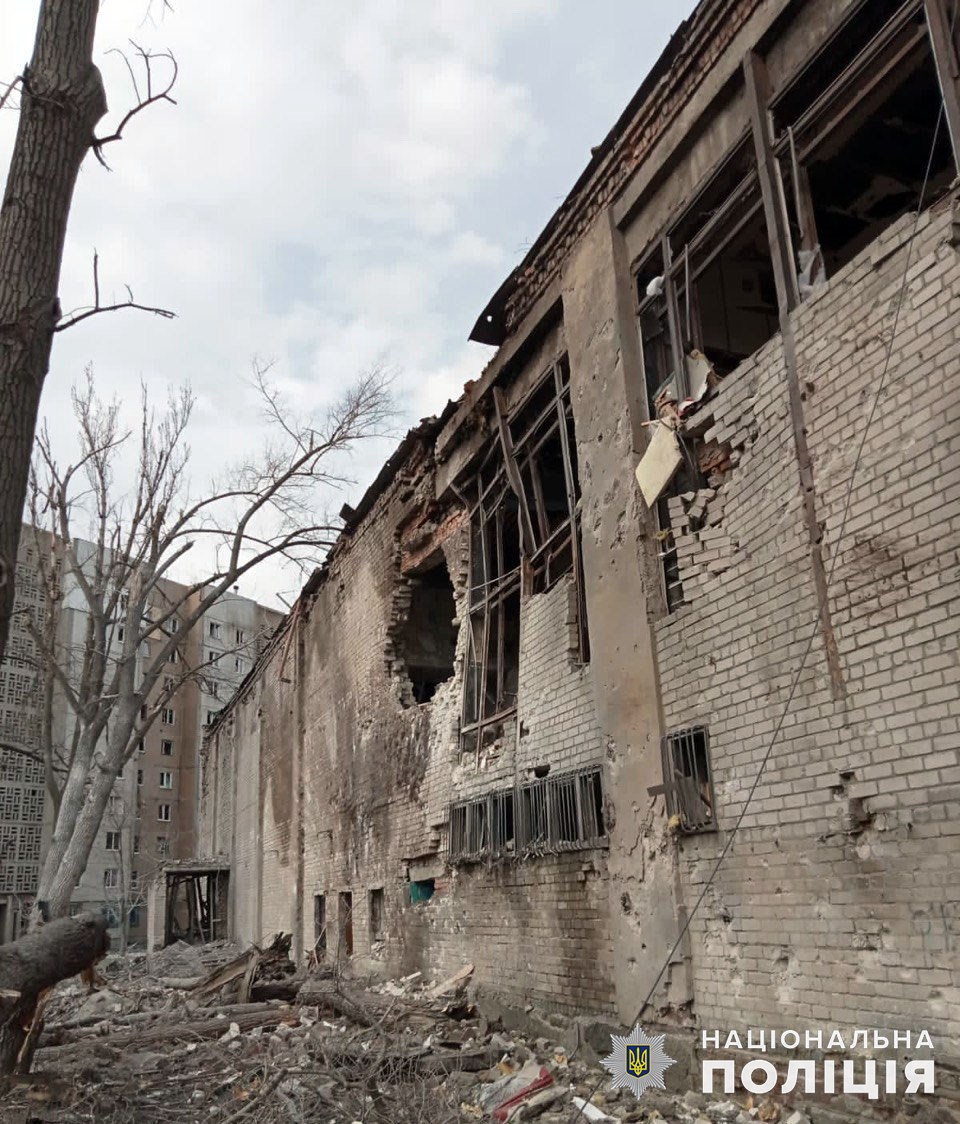Доба на Донеччині: окупанти вбили п’ятьох цивільних, зруйнували ще одну школу, кінотеатр та кілька будинків 4