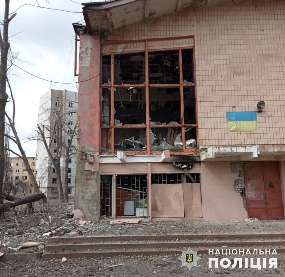 Сутки на Донетчине: оккупанты убили пятерых гражданских, разрушили еще одну школу, кинотеатр и несколько домов 5