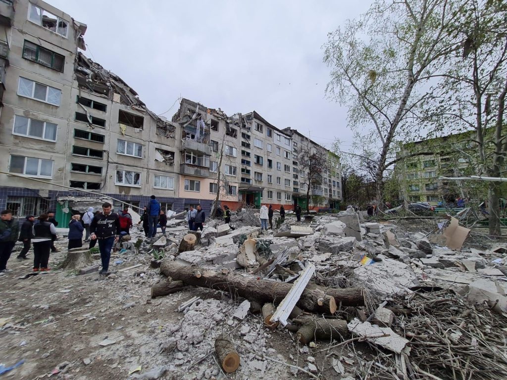 Жителям Славянска, чьи дома пострадали от обстрела 14 апреля, предлагают убежище и еду (куда обращаться)