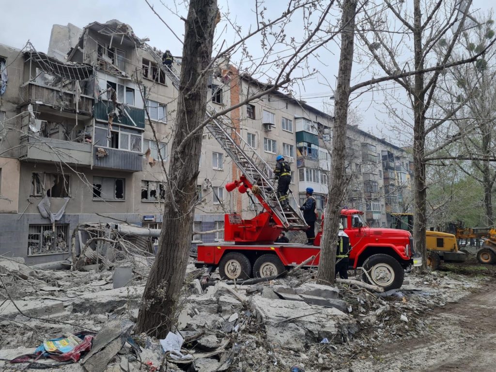 Слов’янськ: рятувальники дістали з-під завалів зруйнованого будинку тіла ще двох людей, побільшало поранених (ОНОВЛЕНО)