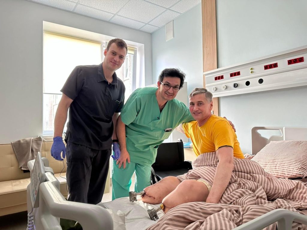 Львовские медики впервые в Украине вживили протез прямо в кость, пациентом стал военный