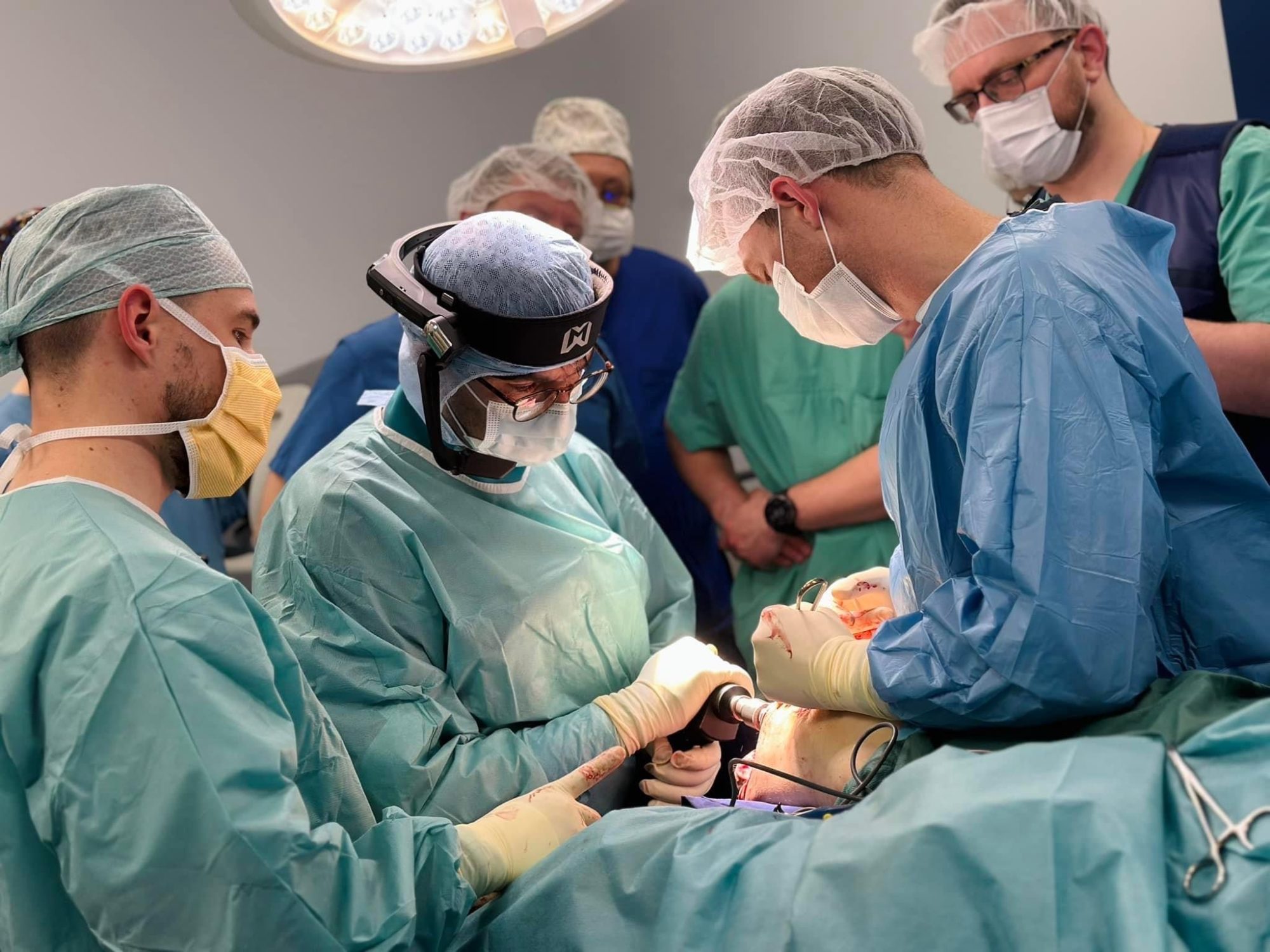 Львовские медики впервые в Украине вживили протез прямо в кость, пациентом стал военный 3