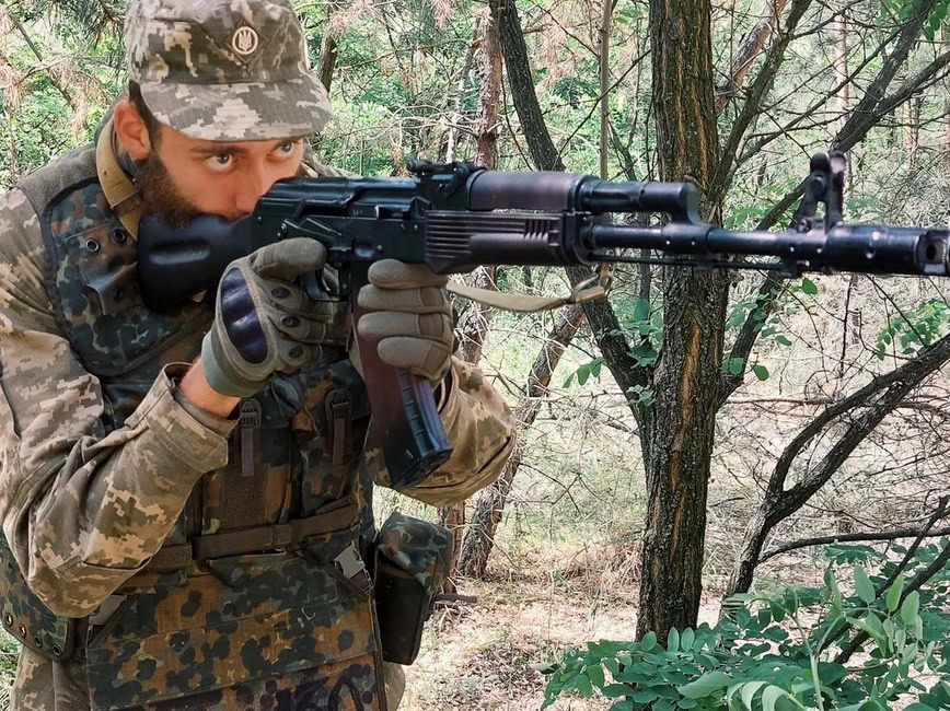 Мріяв знову взяти бас замість автомата: згадаймо музиканта Сергія Артемова, який загинув у Бахмуті 1