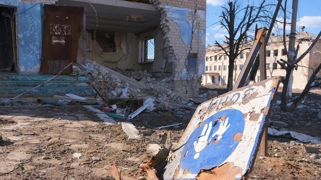 Зруйнована багатоповерхівка у Сіверську по вулиці Молодіжній. Березень, 2023 рік. Фото:Instagram/alexxbabenko