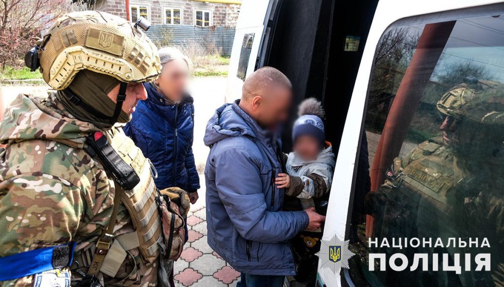 В Авдеевке до сих пор остаются два подростка, еще двое детей эвакуировали после полугода уговоров родителей (ФОТО, ВИДЕО)