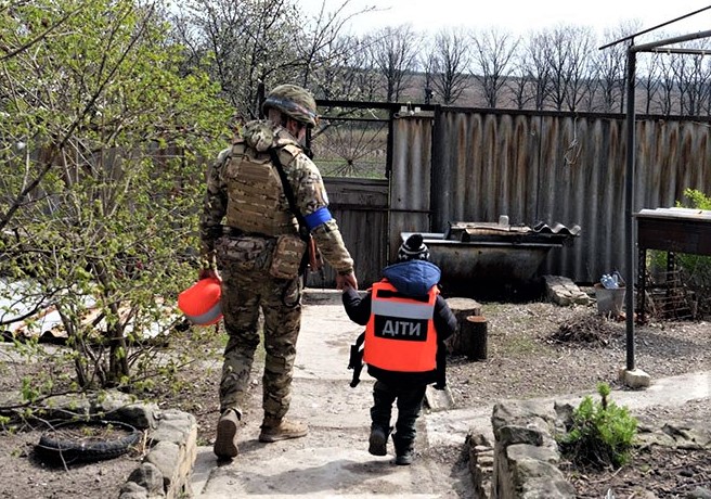 В Донецкой области в прифронтовых населенных пунктах до сих пор остаются 56 детей