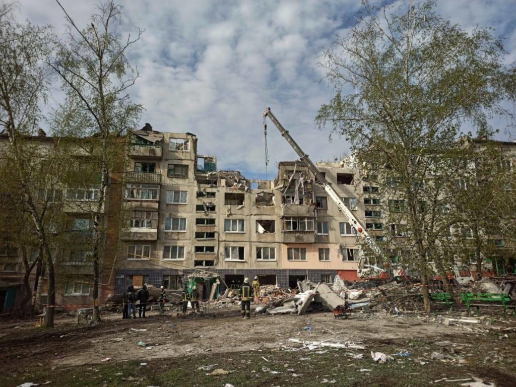 В Славянске из-под завалов разрушенного дома достали тело мужчины, количество погибших возросло до двенадцати