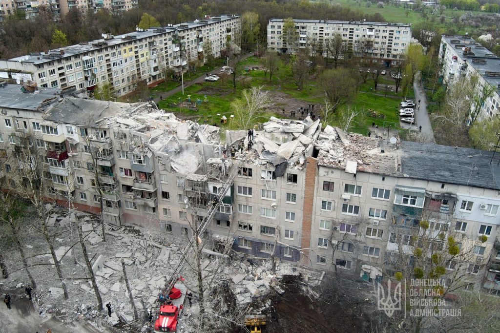 15 погибших и 24 раненых: спасатели завершили разбирать завалы после обстрела Славянска