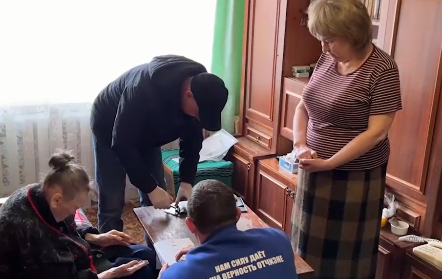 маломобільні люди здають відбитки пальців для паспорта РФ вдома у Донецьку