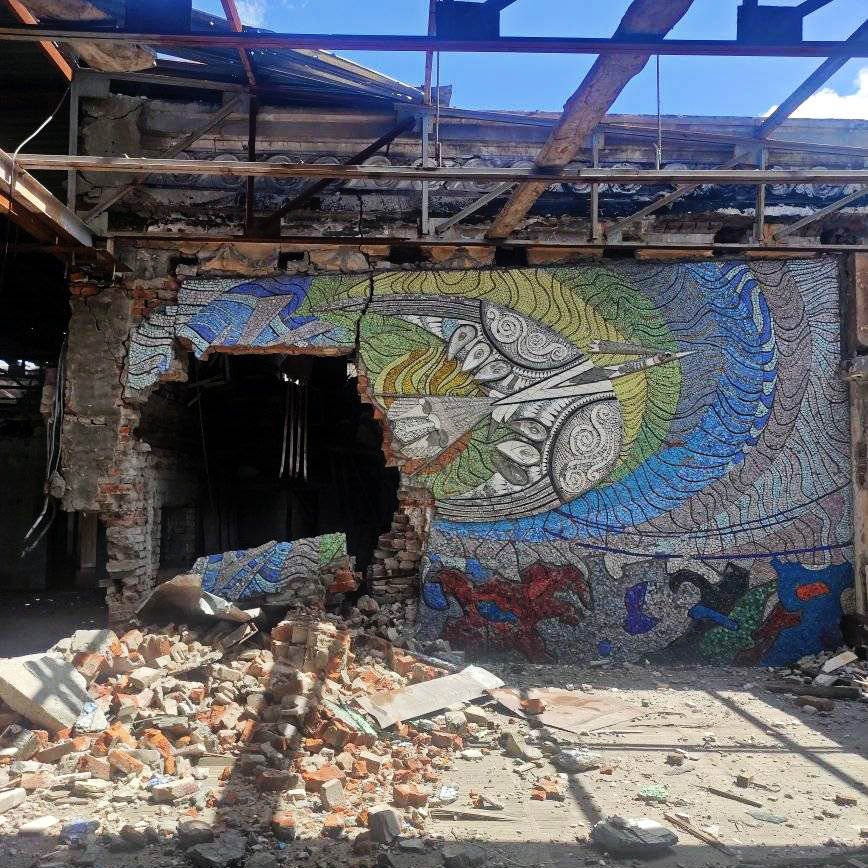 Зруйнована мозаїка в Маріуполі