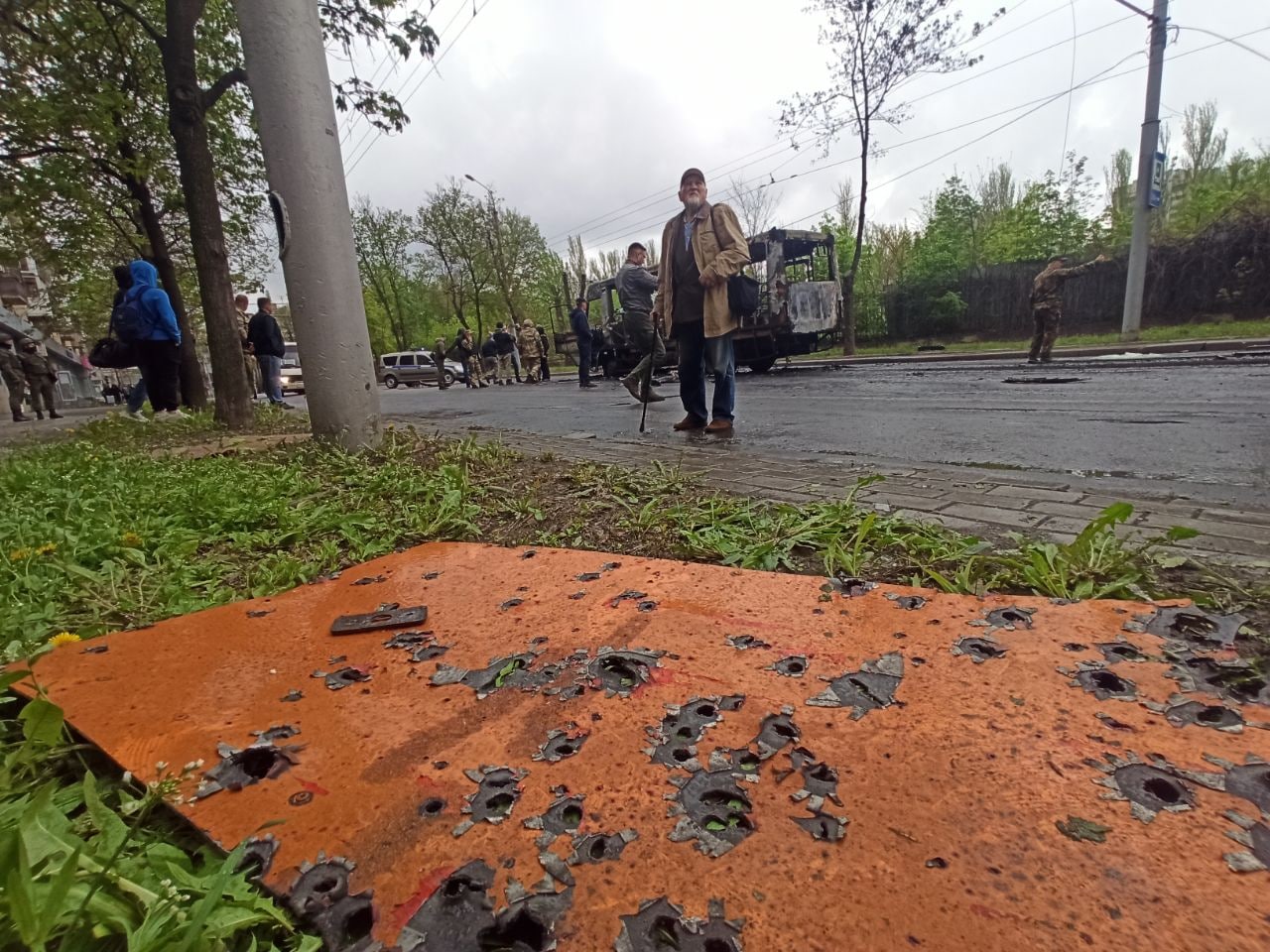 Обломок уничтоженного автобуса в Донецке