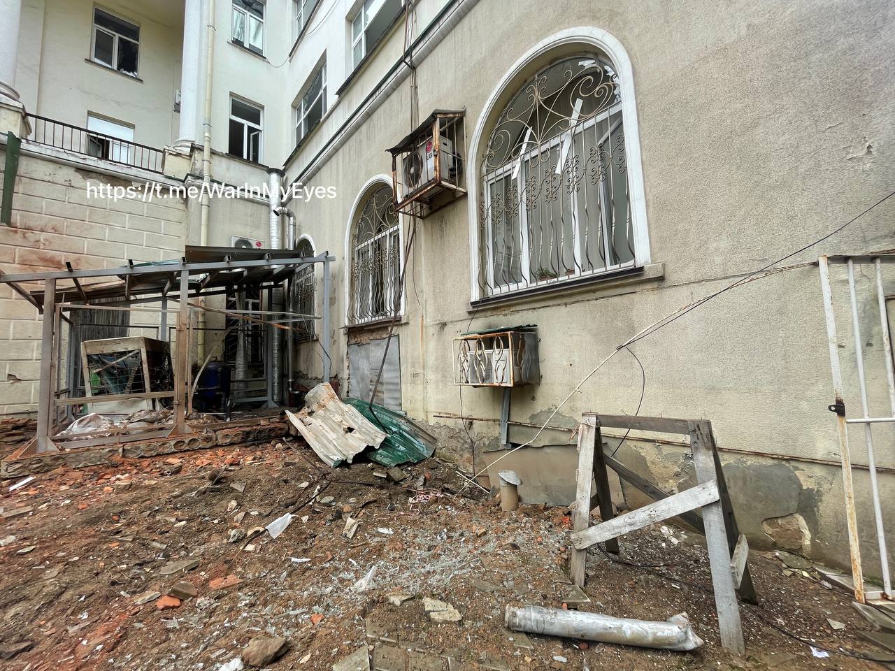 Пострадавший фасад больницы в Донецке