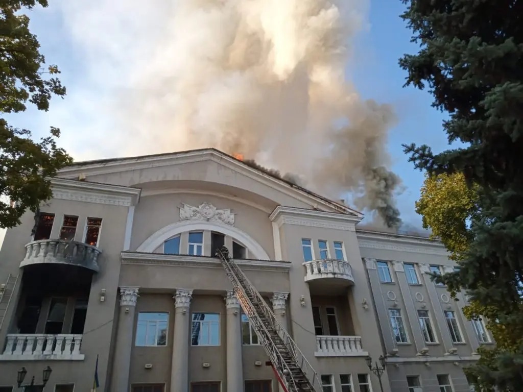 Пожежа в Центрі культури та дозвілля імені Є. Мартинова після обстрілу