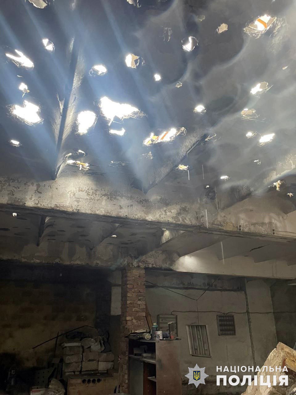 пробитий обстрілами дах будівлі у Донецькій області